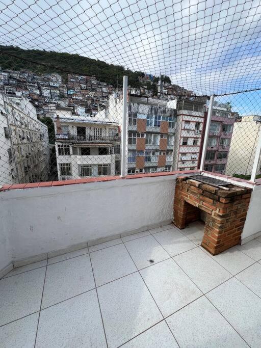 Cama Em Excelente Cobertura Com Vista A Favela Apartamento