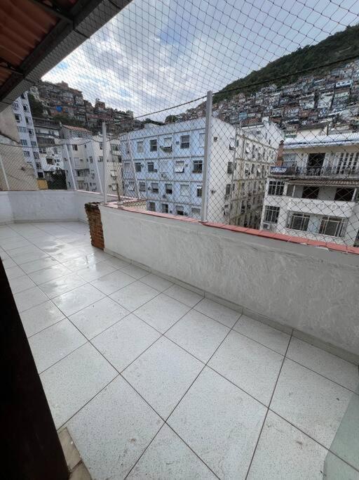 Cama Em Excelente Cobertura Com Vista A Favela Apartemen