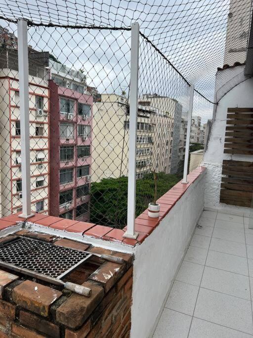 Cama Em Excelente Cobertura Com Vista A Favela Apartemen *